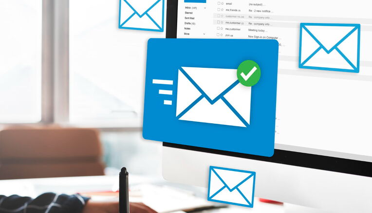 Eine Person, die am Computer sitzt und E-Mails bearbeitet, mit schwebenden E-Mail-Symbolen auf dem Bildschirm. Dies illustriert die Beste Praktiken für Outreach-E-Mails.