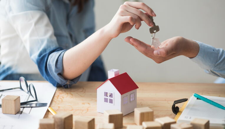 Schlüsselübergabe für neues Haus
