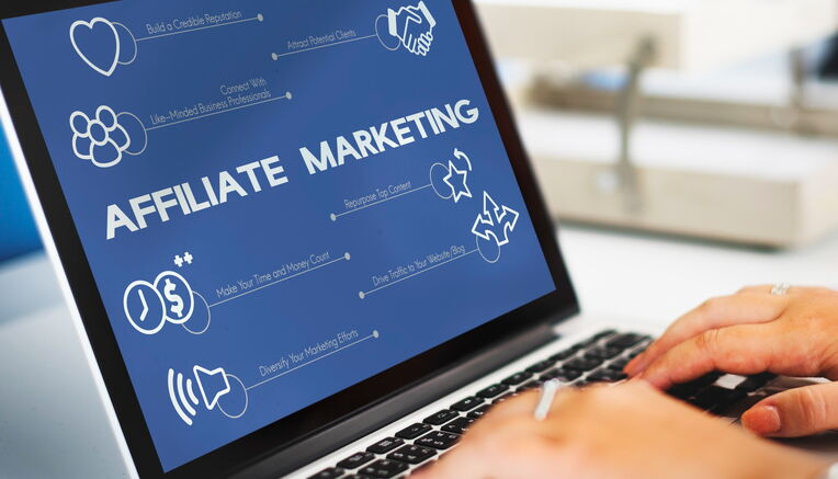 Ein Laptop-Bildschirm zeigt ein Diagramm zum Thema "Affiliate Marketing" mit verschiedenen Vorteilen. Der Fokus liegt auf Strategien für effektive Affiliate Links.