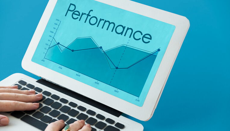 Performance-Diagramm auf Laptop-Bildschirm