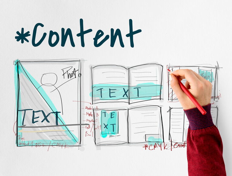 Hand, die Skizzen für verschiedene Content-Formate auf einer weißen Oberfläche zeichnet, mit dem großen Wort "Content" darüber. Thema: SEO und Content-Strategien kombinieren.