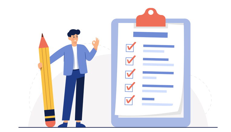 Ein Mann mit einem übergroßen Bleistift steht neben einer Checkliste mit roten Häkchen und gibt ein "Okay"-Zeichen. Dies symbolisiert die erfolgreiche Optimierung, z.B. bei der Auswahl von Keywords für Produktbeschreibungen.