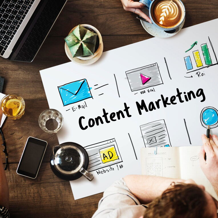 SEO für E-Commerce-Websites: Visuelle Darstellung von Content Marketing Strategien (E-Mail, virales Video, Website-Anzeigen, Artikel, SEO), relevant für die Suchmaschinenoptimierung im Online-Handel.